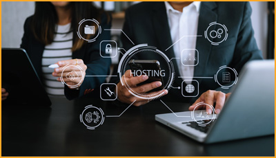 Hosting Schriftzug und Icons unterlegt mit Bild von zwei Personen an Laptop