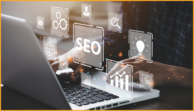 SEO Icons unterlegt mit Bild von Person an Laptop