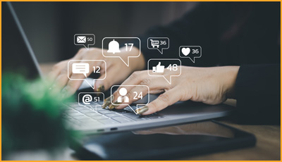 Social Media Icons unterlegt mit Bild von Person an Laptop